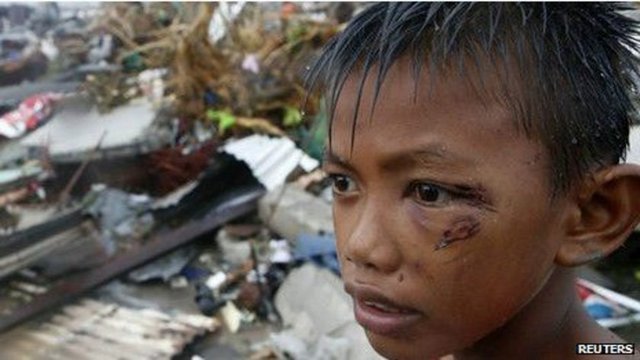 Hızı azalan Tayfun, Güney Çin Denizi ve Vietnam'a doğru ilerliyor. Tayfunun pazartesi günü ulaşmasının beklendiği Vietnam'da 600 bin kişi tahliye edildi.