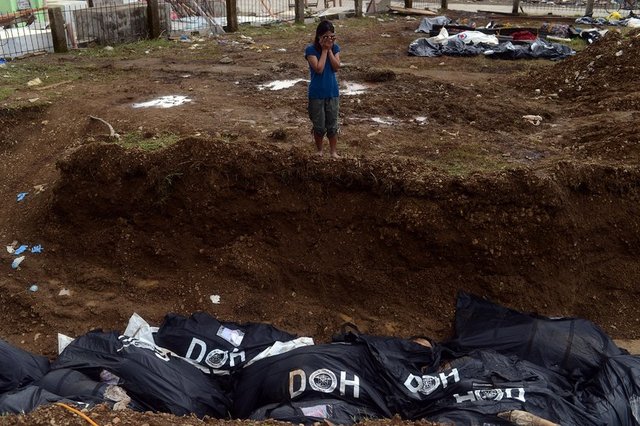 Bir hafta önce Haiyan Tayfunu'nun vurduğu Filipinler bir yandan yaralarını sarmaya çalışırken...