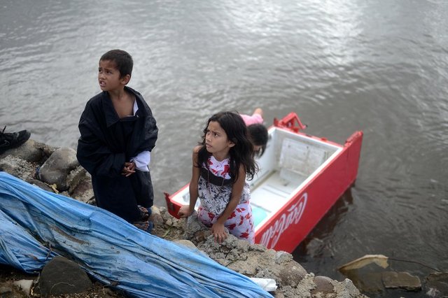 Kapaklarını kırdığı bozdolabına girerek denize açılmak isteyen kadın ile 2 çocuğu