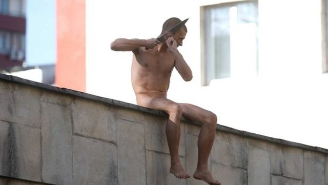 Rusya'da geçtiğimiz yıl kendini büyük bir çiviyle testislerinden Kızıl Meydana mıhlayan ressam Pyoter Pavlenskiy, şimdi de kulağını keserek yeni çılgın bir eylemin altına imza attı.