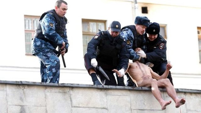 rus ressam protesto icin kulagini kesti rus ressam pyoter pavlenskiy protesto icin kulagini kesti kulagini kesen ressam rus ressam kulagini kesti dunya haberleri