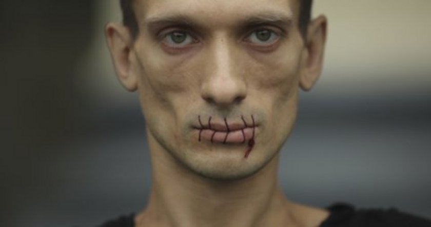 rus ressam protesto icin kulagini kesti rus ressam pyoter pavlenskiy protesto icin kulagini kesti kulagini kesen ressam rus ressam kulagini kesti dunya haberleri