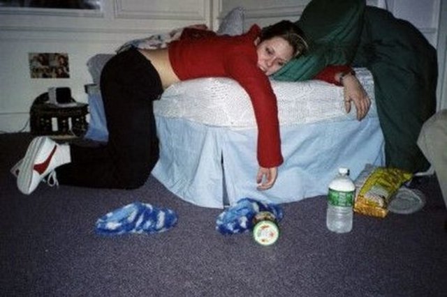 Пьяные подруги. Девки. Смешные пьяные девочки. Пьяные девушки без чувств. Пьяные девушки из соцсетей.