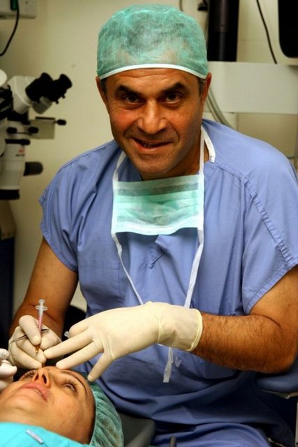 "Lazer yakını görme sorununun çözümü mü" sorusunu "Evet" diye yanıtlayan Prof. Dr. Halil Bahçecioğlu, "Supracor" yöntemiyle yakın görme refraktif cerrahisinde son derece başarılı sonuçlar alındığını belirtiyor.