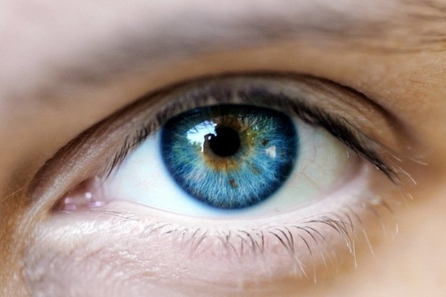 * Aktif bir göz enfeksiyonu uygulamaya engel olarak görülüyor. -