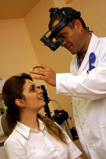 Geçmişte yakın görme düzeltilirken uzak görmenin bozulması durumuyla artık karşılaşmadıklarını söyleyen Bahçecioğlu, günümüzde aynı seansta hem yakın hem de uzak düzeltmesi yapılabildiğini belirtiyor.