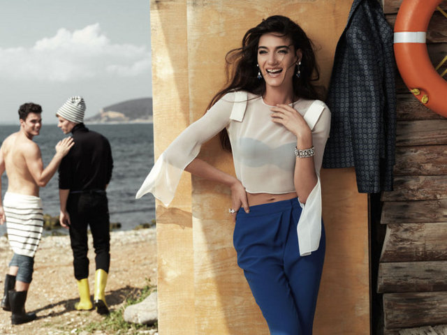 Burgazada'da gerçekleşen kampanya çekimlerinde, güzel oyuncu doğallığı ve enerjisiyle herkesi kendine hayran bıraktı.