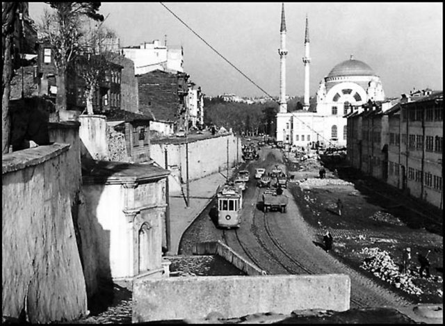 DEMOKRAT İŞÇİ PARTİSİ - 1950, İstanbul - Kurucular: Av.Dr.Orhan Asal, Üzeyir Kuran, Nizamettin Yalçınyuva, Rıza Durak, Yusuf Arslan, Mehmet Dizman