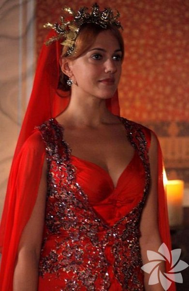 Rivayetlerin ilki Hürrem'in bir kadın hastalığı sonucu öldüğünü söyler. 