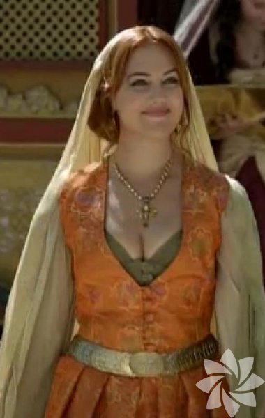 Esir pazarından gelip önce saraya, sonra sultanın gönlüne giren Hürrem, çabuk kavradığı saray entrikalarına da başvurarak koca imparatorluğun geleceğini etkileyecek kararlar aldırdı Sultan Süleyman'a. 