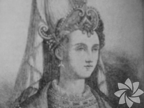 Günlerce at üstünde ilerlemekten yorgun düştüğünü, otağında toprağının kadınlarının kokusuna hasret kaldığını bildiği padişaha, daha ilk satırlarında, bir anlığına da olsa, bütün yorgunluğunu unutturup hasretini dindirecek sözlerle hitap etti.