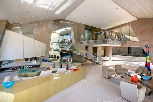 Fakat sahibi, evi çok büyük olması nedeniyle satışa çıkardı.