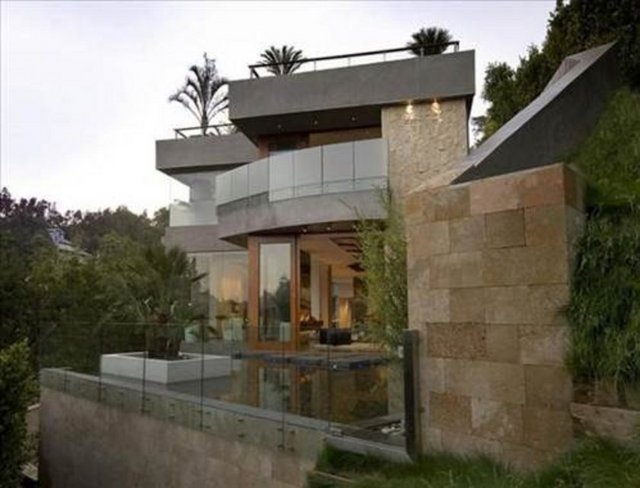 Çifter çifter yatak odaları, muhteşem bir havuz ve havuz başında yataklar...