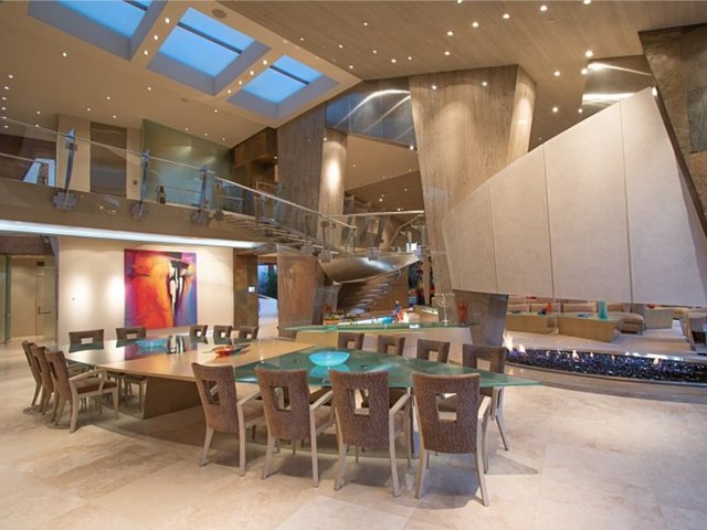 Modern iç ve dış tasarıma sahip ev, 26bin metre kare üzerine inşa edilmiş.