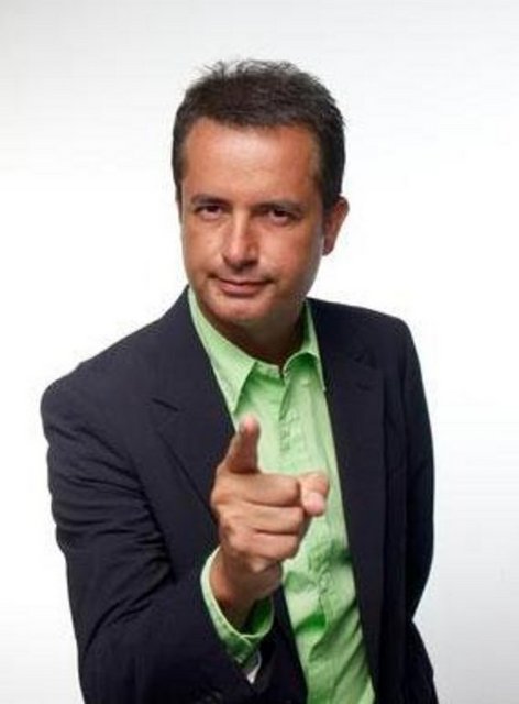 "Hastaneye ulaştık, gecenin üç buçuğu, bu işleri söylemenin bir raconu vardır, olmalıdır, hala sinirleniyorum düşününce, "İlknur Ilıcalı'yı ziyarete geldim" dedim. Adam, önündeki deftere baktı, bir sayfa açtı, sonra başka bir sayfa, kafasını bile kaldırmadan "Ölmüştür!" dedi.  -