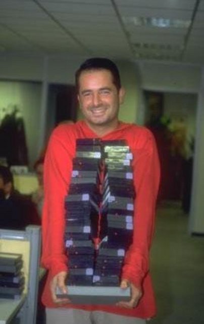 200 LİRA MAAŞLA MUHABİRLİK YAPIYORDU - Türkiye'de milyonlarca seyirci onu yerli yabancı herkese 'Merhaba Televole' diye anons yaptırırken tanımıştı. O zamanlar kimse Acun ılıcalı ismini bilmiyordu. - Ama aradan geçen kısa sayılabilecek sürede kelimenin tam anlamıyla bir TV efsanesi oldu. Kimsenin tanımadığı, 200 lira maaşla çalışan bir muhabirken, daha 40 yaşına gelmeden Türkiye'nin en ünlü ve en çok kazanan TV programcısı oldu.