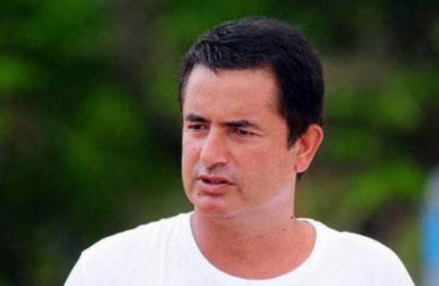 Annesi ve babası Acun'un ilk eşinden dünyaya gelen ve o sıralar henüz 10 aylık olan kızını da alıp Bodrum'a gitmek üzere yola çıktılar. - Ancak baba Ilıcalı, karşıdan 190 kilometre hızla gelen bir arabayla çarpıştı. Çarpışma o kadar şiddetliydi ki Ilıcalı ailesine çarpan araba infilak etti. -