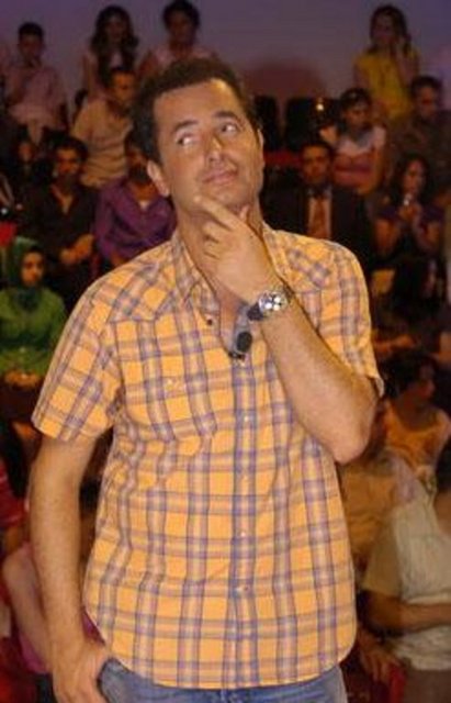 Acun Ilıcalı, son dönemde lüks yatırımları ile de konuşuluyor. Altığı yatlar, arabaları ve motosiklet tutkusuyla bilinen Ilıcalı, Türkiye'de uçak sahibi olan birkaç ünlüden biri.