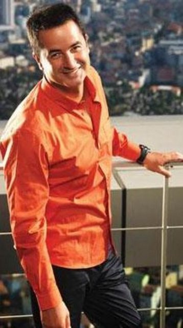 - Ilıcalı'nın aynı araçta bulunan kızı ise oturduğu bebek koltuğu sayesinde kazadan kurtuldu. - Acun Ilıcalı, kısa bir süre önce verdiği bir röportajda anne ve babasının geri geleceğini bilse bütün servetini feda edeceğini dile getirmişti.  -