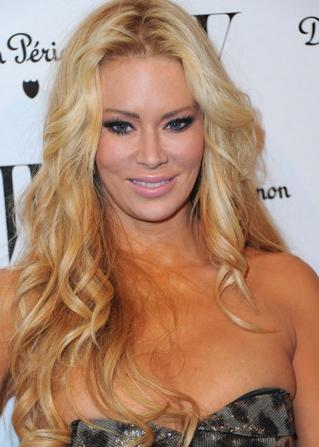 Jameson 5 yıl önce porno sektöründen ayrılmış, 'bir daha asla ama asla geri dönmeyeceğini' söylemişti. O zamandan beri webcam üzerinden şov yapan Jameson, geçtiğimiz ay yaşadığı mali sorunlar yüzünden evini kaybetmişti. -