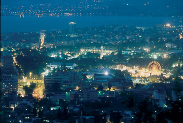 Bir ay sonra Kâmil Paşa, Kıbrıs'tan dönüyor. Valiyi rıhtımda karşılayanlar arasında Eşref de vardır. Kâmil Paşa vapurdan iner ve karşısında Eşref'i görünce, elini dizine vurarak