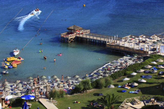 "Kıbrıs'ın eşekleri meşhurdur, bir eşek getirirseniz makbule geçer paşam" diyor.