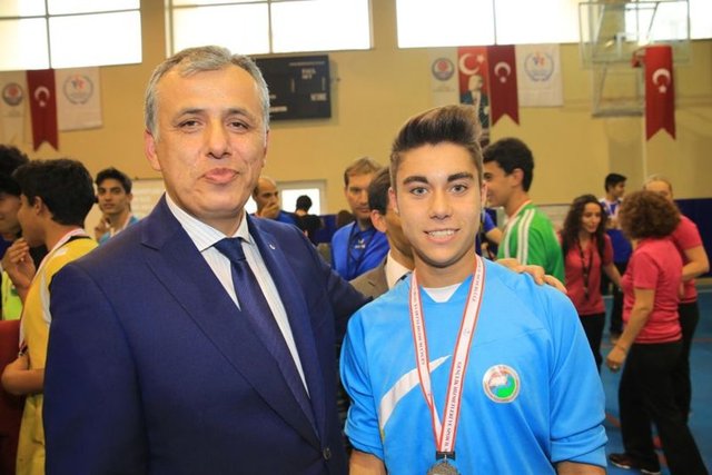 Okul öğrencilerinden Baransel Güleç, 'Gardaş ne geç geldin yaa, 1 saattir ayakta bekliyoruz, kaymakamım adamsın' yazılı kısa mesaj geçti.