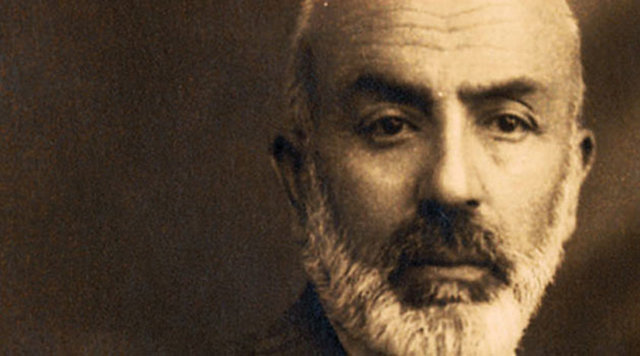 Mehmet Akif hiç istifini bozmadan şöyle yanıtlamış: