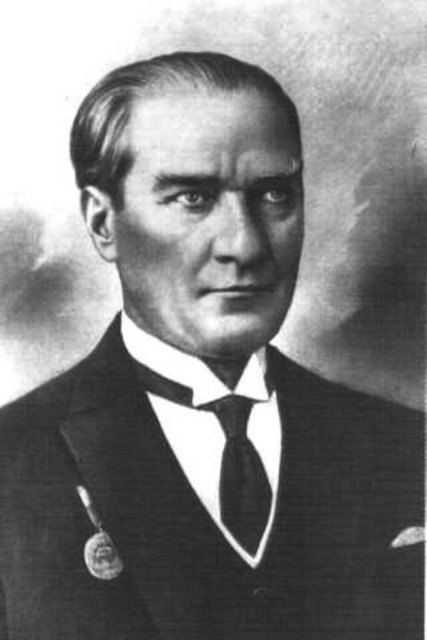 Yaver Mustafa Kemal'e şöyle der: Paşam kendisine neden ters bir tavır takındığını sordum, o da bana Mustafa Kemal'in Çanakkale'de babasını öldürdüğünü söyledi.