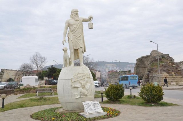 Dünya nimetlerine ehemmiyet vermeyen yaşayış ve felsefesiyle ünlü filozof Diyojen, bir gün çok dar bir sokakta zenginliğinden başka hiçbir şeyi olmayan kibirli bir adamla karşılaşır.