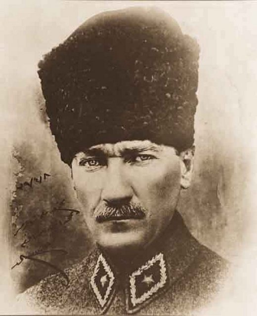 Tüm dünya ülkelerinin elçileri ve ataşeleri de davet edilir. Davet güzel bir şekilde devam etmektedir fakat İngiliz ataşesi olan binbaşının bakışları Mustafa Kemal'in gözünden kaçmaz.