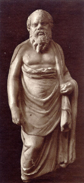 Bir gün eşi Sokrates'e verip veriştirmiş, ağzına geleni söylemiş. Bakmış kocası hiç bir tepki göstermiyor; bir kova suyu alıp başından aşağı boşaltmış.