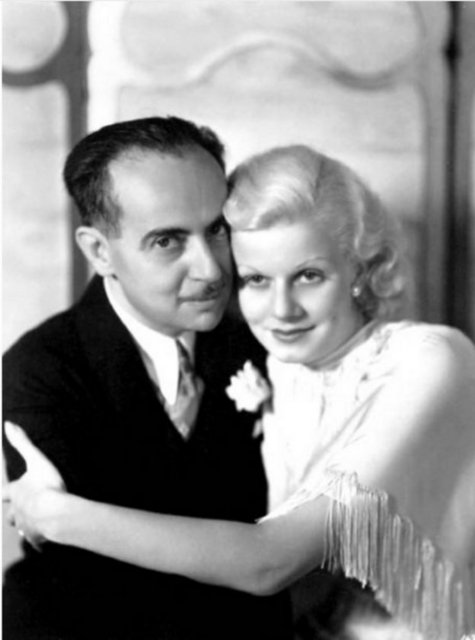 Bern, çırılçıplak, karısının parfümü üzerinde, yerde bir silah ve bir intihar notuyla bulundu.