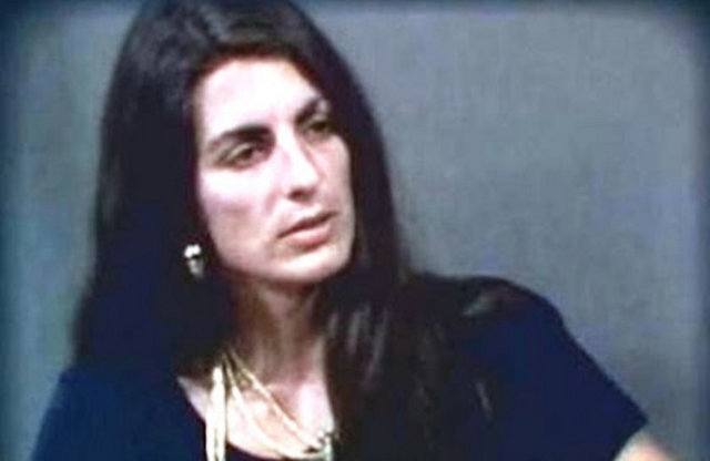 "YAŞAMIN RENKLERİ İÇERİSİNDEN BİRİNİ DAHA GÖRECEKSİNİZ, İNTİHARA TEŞEBBÜS" - 1974 yılında ünlü TV şovu yıldızı Christine Chubbuck, canlı yayınlanan programın ilerleyen dakikalarında 38 kalibrelik silahını çıkarıp kendini vurmadan önce kanalın yaşamın renklerini izleyiciye taşıyan politikasından bahsetti ve bu sözlerle intihar etti.