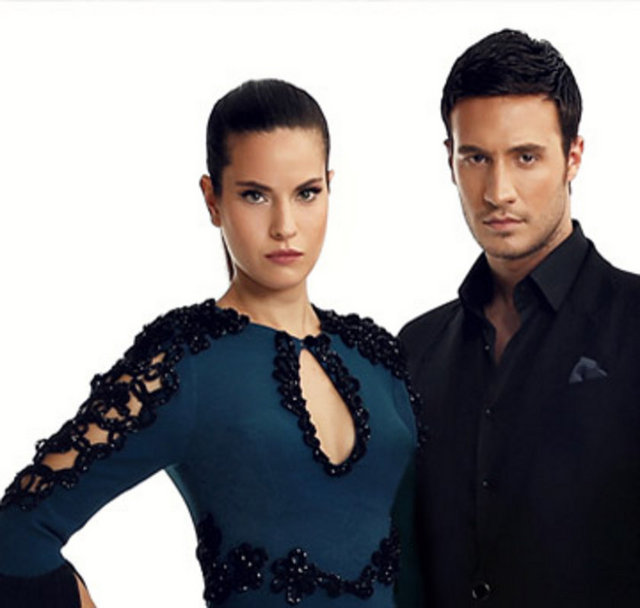 Saklı Kalan Açığa Çıkarsa Artık Geri Dönemezsin... Cevher Holding, ülkenin en büyük maden şirketlerindendir. Ailenin iki oğlundan küçük olanı Murat Cevher de bu holdingin patronudur… Annesi Sitare Hanım, eşi ve kızıyla sakin bir hayat yaşayan Murat Cevher, bir gün tesadüf eseri genç bir kadınla tanışır ve hayatı tamamen değişir…