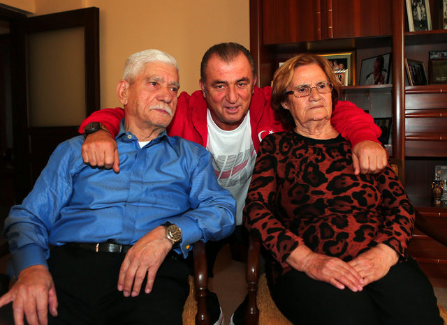 Terim, yarın Kuzey İrlanda ile oynayacakları maç için futbolcularla geldiği Adana Havalimanı'nda gazetecilere açıklama yaptıktan bir süre sonra Kurtuluş Mahallesi'ndeki baba evine gitti.