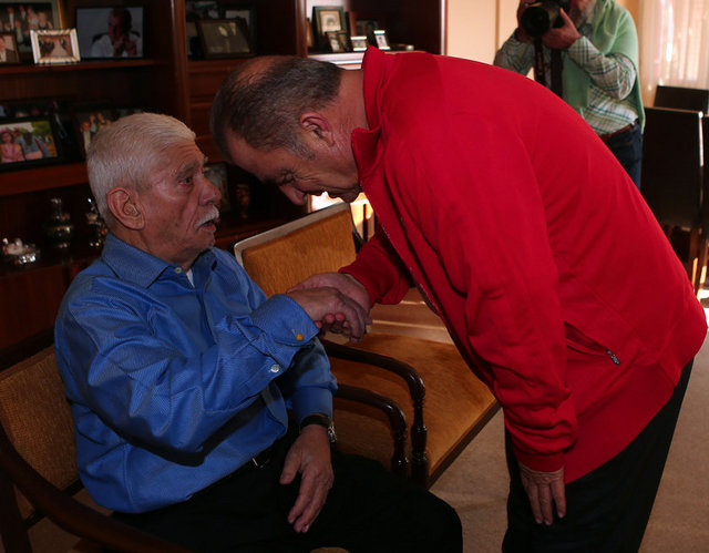 Fatih Terim, babası Talat ve annesi Nuriye Terim ile bir süre görüştükten sonra akşam saatlerinde yapacakları idmana katılmak üzere baba evinden ayrıldı.