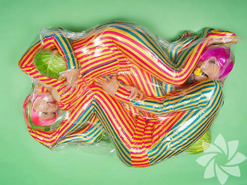 Kavaguçi 80'den fazla çifti ikna edip fotoğraflarını çekti.