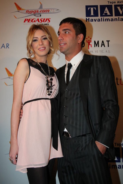 Arda, gazetecilerden kaçmak için ne kadar uzağa gitse de 'kendini' ve 'sevdiklerini', 'dostlarını' hep yanında götürüyor.