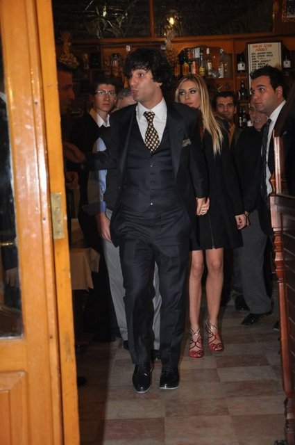 Dünyanın ilk 'blogger'ı büyük yazar Montaigne'nin çok sevdiği bir atasözü olan, "Sadece kendi bacaklarımız üzerinde yürüyebilir, sadece kendi kıçımızın üzerine oturabiliriz"in ne demek olduğunu orda öğrendim.