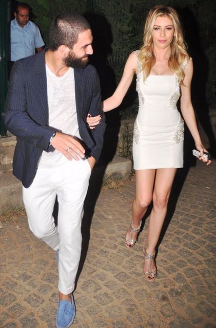 Ya da, "Hadi düğün tarihini erteleyelim eğlence olur" diye de yapmıyor. 'Basından kaçıp gittiği İspanya'da ya da arada sırada geldiği İstanbul'da buluştuğu, yemek yediği, sohbet ettiği 'çevresindekiler'den geliyor bu duyumlar.