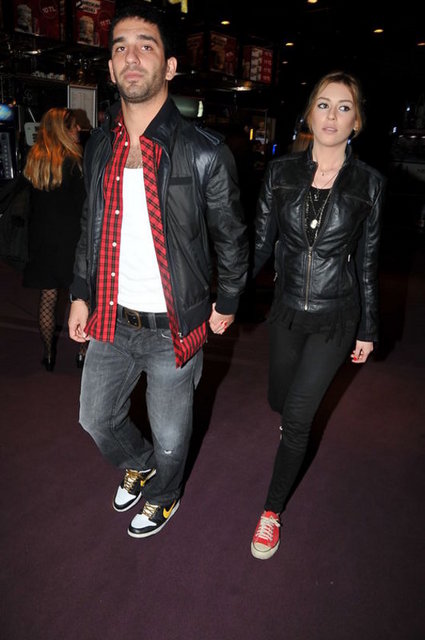 "Arda aslında iyi ama çevresi kötü! Arda, Sinem'i seviyor. Evlilik konusunda ise yakın arkadaşlarının dolduruşuna geliyor.