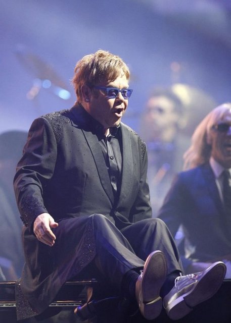 Elton John, David Furnish ile evlenmiş ve taşıyıcı anne sayesinde çocuk sahibi olmuştu.
