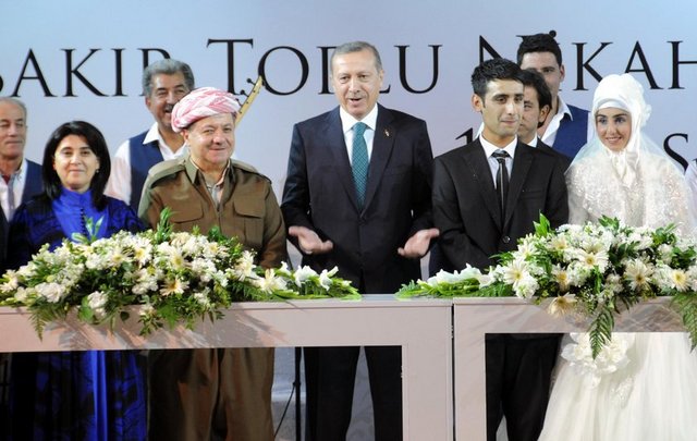 Irak Kürdistan Bölgesel Yönetimi Başkanı Mesud Barzani'nin, öğleden sonra nikahlarına katıldığı 400 çifte bir sürpriz yaptığı ortaya çıktı.