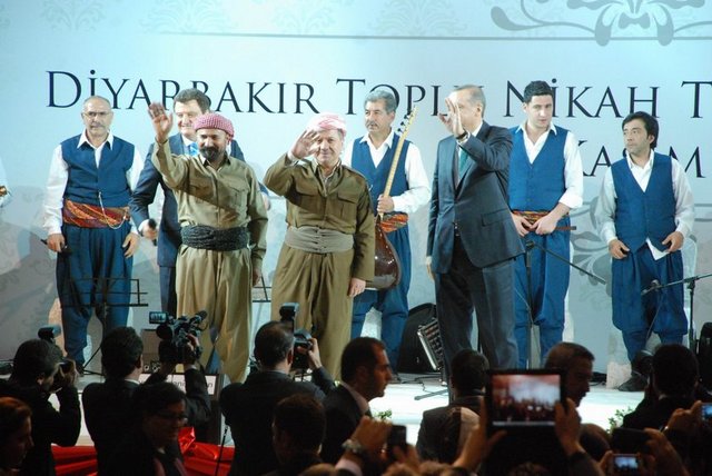 Sahneye çıkan Kürt sanatçı Şivan Perwer de, evliliğin devamının çocuk olduğunu belirterek, "Evet, Başbakan da diyor. Çocuk yapın, evlilik süreklilik ister" dedi.