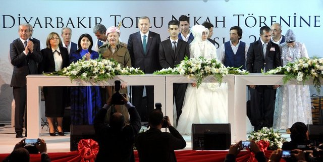 Kantar Kavşağı'ndaki programın ardından Cumartesi akşamı toplu nikah töreni vardı.