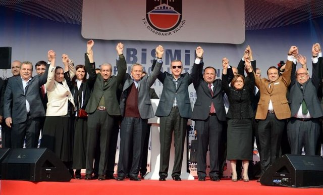 Toplu açılış törenlerinde Erdoğan ve Arınç'ın yan yana görüldüğü kareler dikkat çekti.