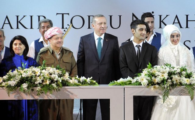 Erdoğan, çocuk isteme talebinin yineleyerek, "Bir olur garip olur, iki olur rakip olur, üç olur denge olur, dört olur bereket olur, gerisi Allah kerim' diyeceğiz. Demek ki en az 4 çocuk." dedi.