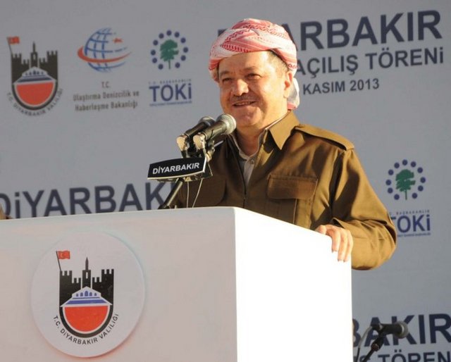 Kantar Kavşağı'ndaki toplu açılış töreninde kürsüye ilk olarak Mesud Barzani çıktı.