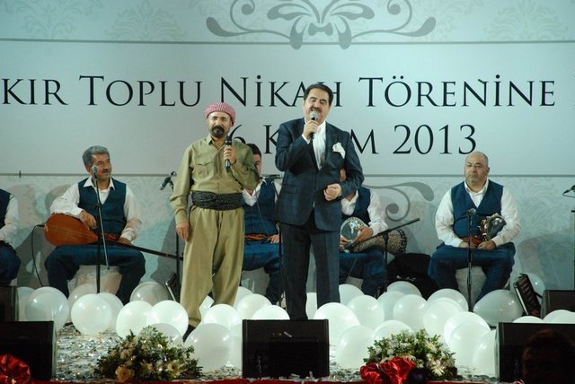Aile ve Sosyal Politikalar Bakanlığı ile Diyarbakır Valiliği tarafından düzenlenen ve 400 çiftin nikahının kılındığı toplu nikah töreninde Kürt sanatçı Şivan Perwer ile ünlü sanatçı İbrahim Tatlıses düeti damgasını vurdu.